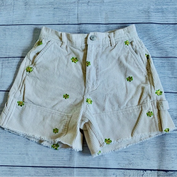 Forever 21 Cream and Green Embroidered Flowers Cut-off Cargo Shorts - Picture 1 of 3